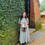 Ann Augustine Instagram - It’s a sign...Go green! Inside and outside. #gogreen#insideout#boho#green#cap#prints#shade#curls#curlyhair#stackedup#accesorize#life#art#love#prettywalls#pearls#jewelleryaddict#skirtnshoes