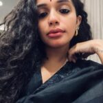 Ann Augustine Instagram - ♠️ ♠️♠️ Kohl Black ♠️ ♠️♠️ Saree & Blouse @chelaclothing Blouse design @tejukranthi #kohl#black#allblackeverything#blackandgold#silver#jewelleryaddict#curls#coffee#coffeeaddict#curlyhair#saree#aesthetics#artaddict