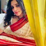 Ann Augustine Instagram - ❤️❤️❤️ @varna_by_gayathri 📸 @g3vinod #throwback#saree#sareelove#jewelleryaddict#silver#silverjewellery#curls#curlyhair#coffeeaddict#aesthetic#instagood#dogmom#art#artlover