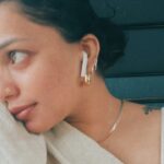 Ann Augustine Instagram - Daily loop Loopy tunes! #dailyloop#tunes#favourite#curls#curlyhair#autorides#silverjewellery#silver#pearls#jewelleryaddict#coffeelover#messyhair#artlover