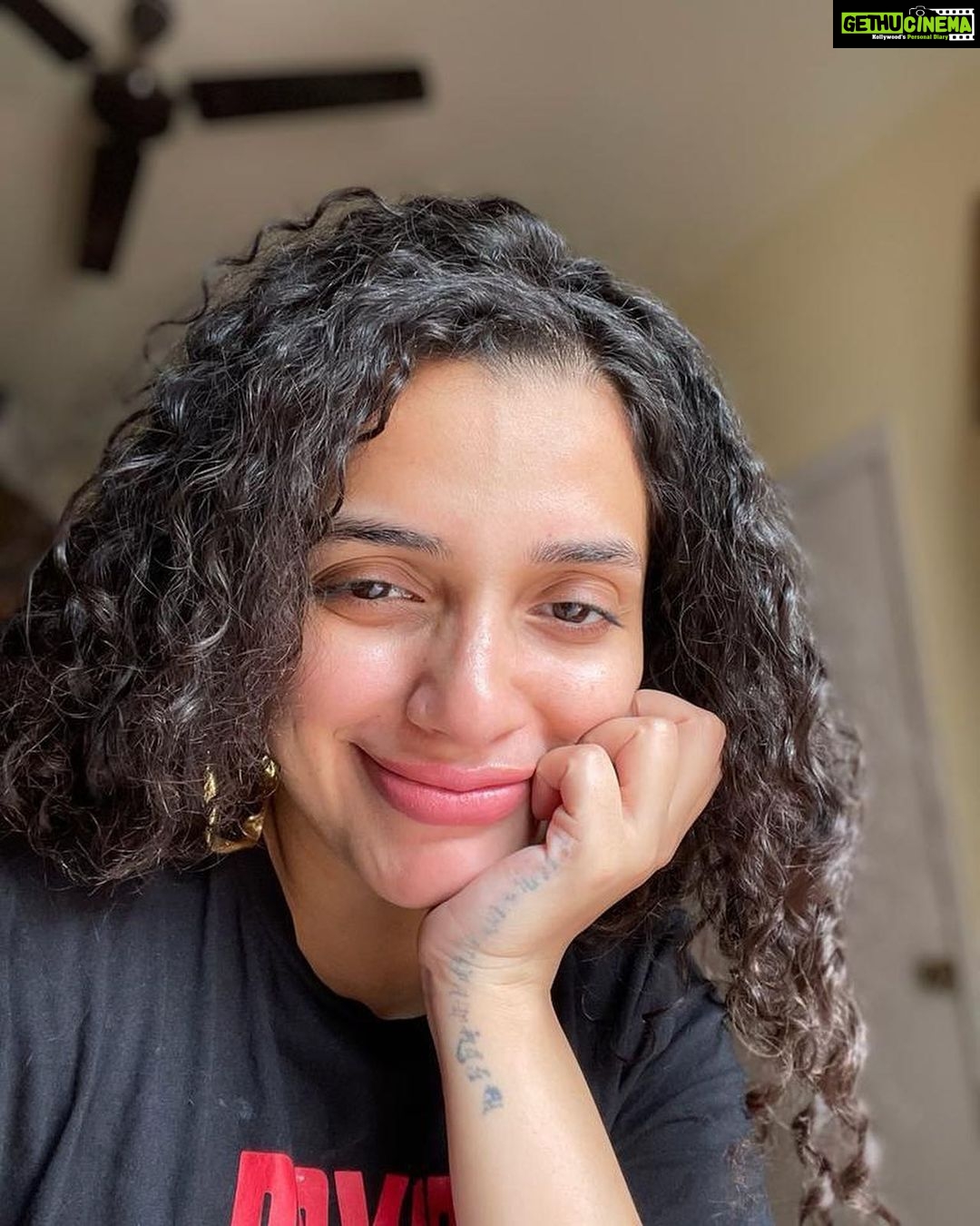 Ann Augustine Instagram - That Feeling good bout myself ‘PSYCHO-tee’ smile! #psycho#favourite#psychotee#curls#curlyhair#jewelleryaddict#goodhairday#silverlove#coffeelover#staysafe#beachlover#home#favtees#feelinggood#artlover