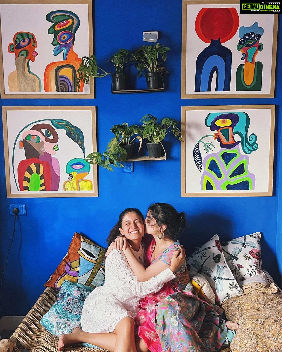 Anna Ben Instagram - People as bright as these colours ✨ @davidsonvarsha you are as colourful and beautiful as your artwork 😍 big hugs for letting us take over your lovely space and for being the best host ❤️ look at the Ak sisters 🥺 I missed you girls so much ❤️ Ps: for everyone asking… these paintings are by @davidsonvarsha she is amaaazing! ❤️ Bangalore, India