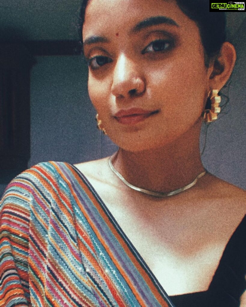 Anna Ben Instagram - Indulged in amma’s saree last week, so much love for this saree so thought ill put it up 🤗❤️ On some occasions I like to steal amma’s saree and style myself 😬