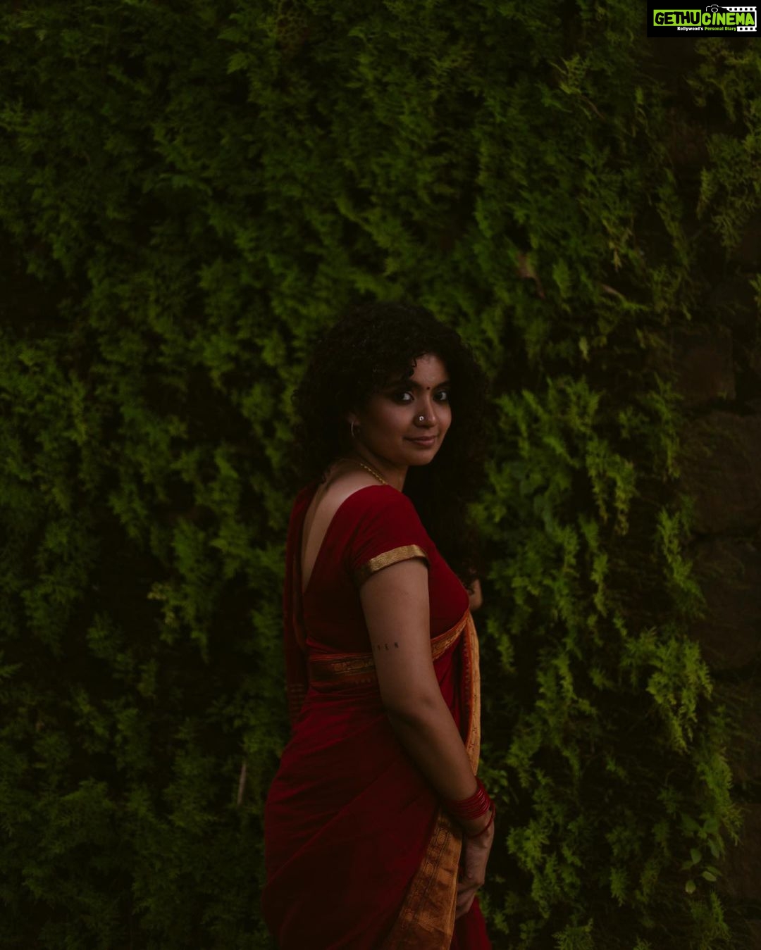 Anna Ben Instagram - All the pieces borrowed/ shared🌺 from my Amma sister and friend Photos taken by a wonderful lady @aishwaryashok Can’t help but think of all the wonderful women behind these photos. ❤️