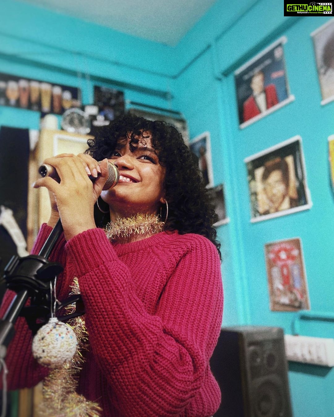 Anna Ben Instagram - “If you ever get lonely, just go to the record store and visit your friends” • • Peppermint records By @_sevenstitches_ @whiteshadowsfilms Happy helpers @jeremiahderozario @varunasi Location @rainbowmusiccafe_cochin