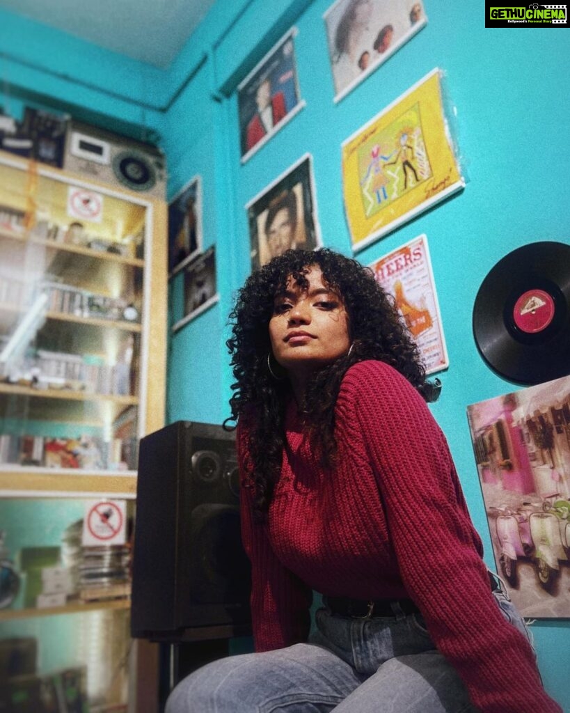 Anna Ben Instagram - “If you ever get lonely, just go to the record store and visit your friends” • • Peppermint records By @_sevenstitches_ @whiteshadowsfilms Happy helpers @jeremiahderozario @varunasi Location @rainbowmusiccafe_cochin