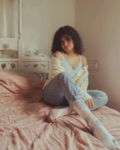 Anna Ben Instagram - Marshmallow 💭 

Shot by @_sevenstitches_ 
Production @whiteshadowsfilms 
Happy helpers @jeremiahderozario @varunasi