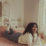 Anna Ben Instagram - “Marshmallow daydream“ Swipe to see my attention span Shot by my 🦢 @_sevenstitches_ Happy helpers @varunasi @jeremiahderozario Production: @whiteshadowsfilms