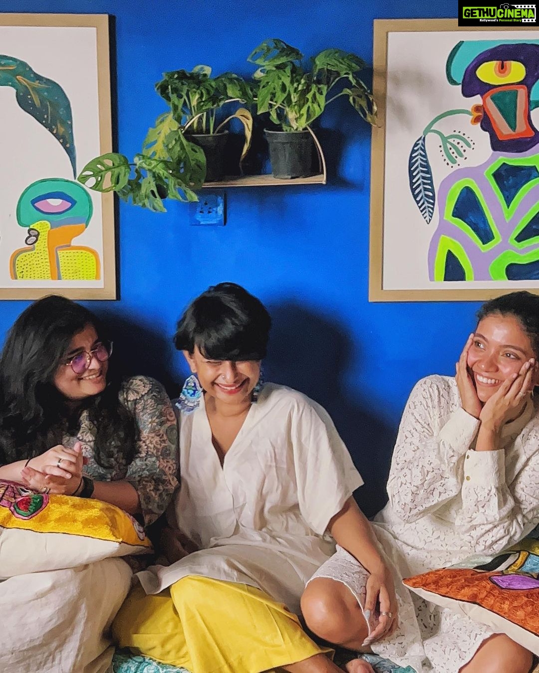 Anna Ben Instagram - People as bright as these colours ✨ @davidsonvarsha you are as colourful and beautiful as your artwork 😍 big hugs for letting us take over your lovely space and for being the best host ❤️ look at the Ak sisters 🥺 I missed you girls so much ❤️ Ps: for everyone asking… these paintings are by @davidsonvarsha she is amaaazing! ❤️ Bangalore, India