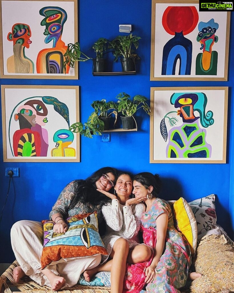 Anna Ben Instagram - People as bright as these colours ✨ @davidsonvarsha you are as colourful and beautiful as your artwork 😍 big hugs for letting us take over your lovely space and for being the best host ❤️ look at the Ak sisters 🥺 I missed you girls so much ❤️ Ps: for everyone asking… these paintings are by @davidsonvarsha she is amaaazing! ❤️ Bangalore, India