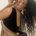 Anna Ben Instagram - Indulged in amma’s saree last week, so much love for this saree so thought ill put it up 🤗❤️ On some occasions I like to steal amma’s saree and style myself 😬