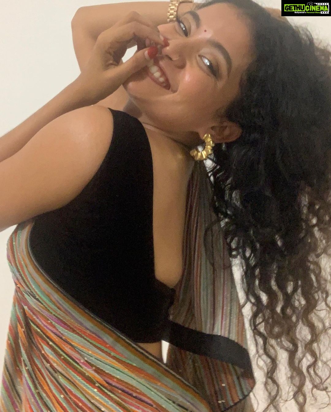 Anna Ben Instagram - Indulged in amma’s saree last week, so much love for this saree so thought ill put it up 🤗❤️ On some occasions I like to steal amma’s saree and style myself 😬