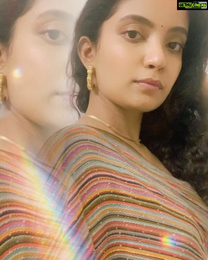 Anna Ben Instagram - Indulged in amma’s saree last week, so much love for this saree so thought ill put it up 🤗❤️ On some occasions I like to steal amma’s saree and style myself 😬