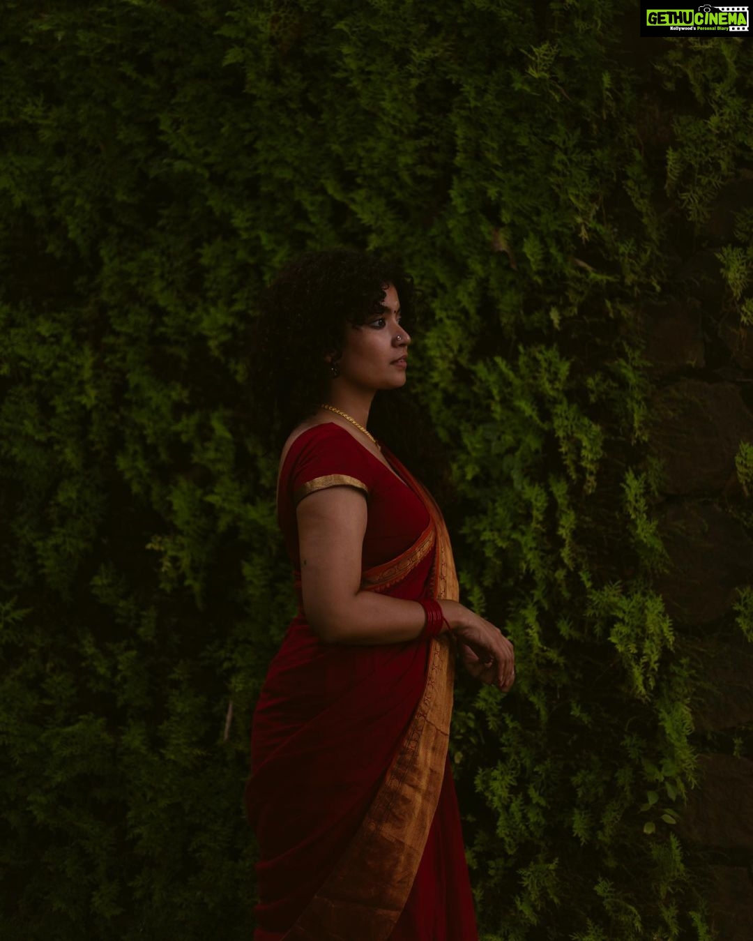 Anna Ben Instagram - All the pieces borrowed/ shared🌺 from my Amma sister and friend Photos taken by a wonderful lady @aishwaryashok Can’t help but think of all the wonderful women behind these photos. ❤️