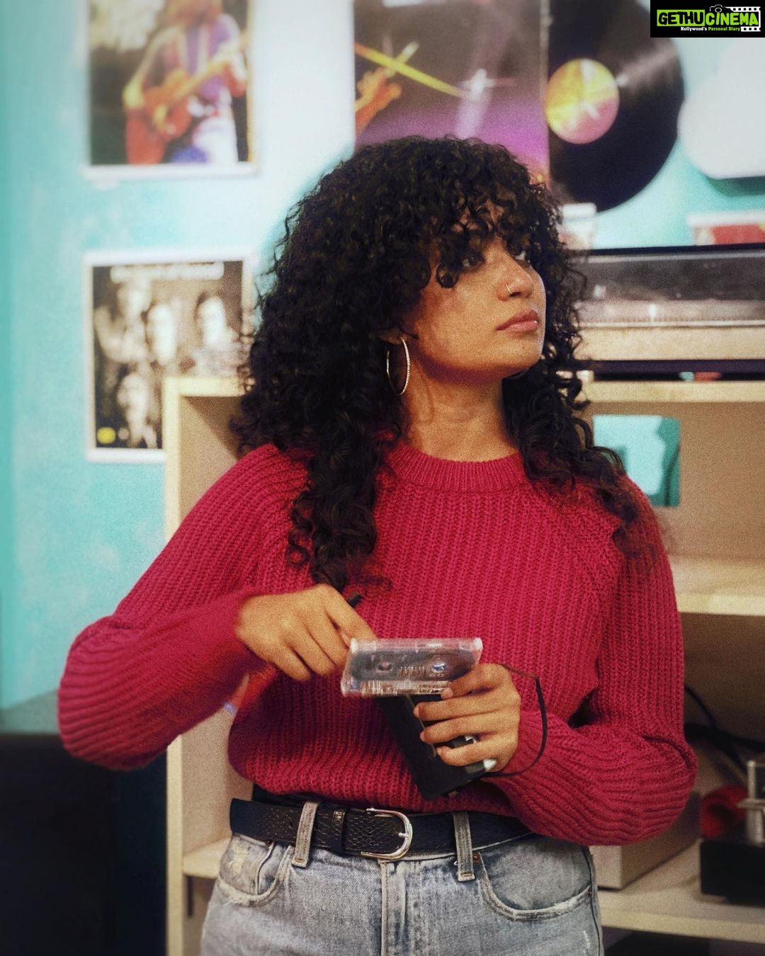 Anna Ben Instagram - “If you ever get lonely, just go to the record store and visit your friends” • • Peppermint records By @_sevenstitches_ @whiteshadowsfilms Happy helpers @jeremiahderozario @varunasi Location @rainbowmusiccafe_cochin