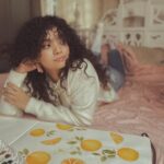 Anna Ben Instagram - “Marshmallow daydream“ Swipe to see my attention span Shot by my 🦢 @_sevenstitches_ Happy helpers @varunasi @jeremiahderozario Production: @whiteshadowsfilms