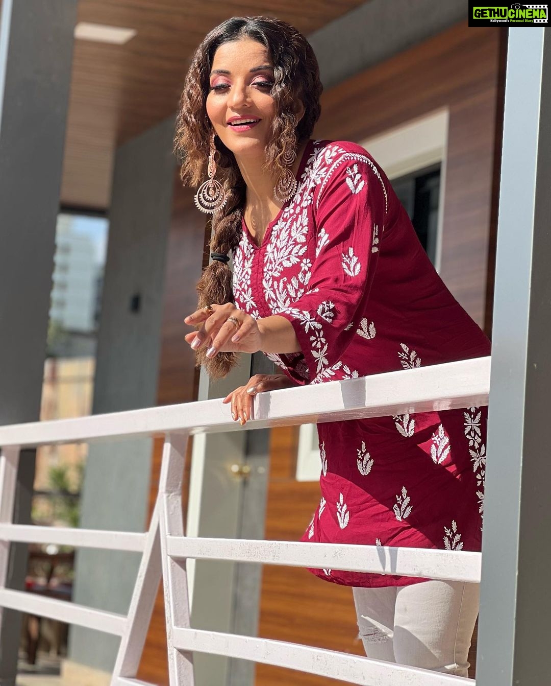 Antara Biswas Instagram - Apart From Being The Best Hubby And The Best Actor and an amazing human being i know… he has a good choice as well… #shopping #forwifey Any guesses Who?? ❤️❤️ #lucknow #kurti #love 📸: @deepakpathak663 Mua: @sumitsenapati5558 Hairstyling: @kalpanathore