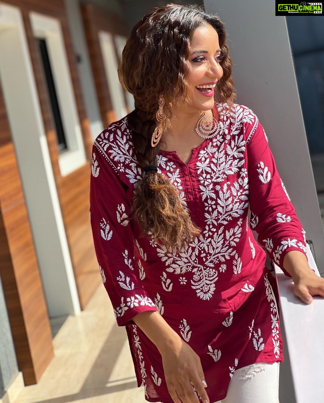 Antara Biswas Instagram - Apart From Being The Best Hubby And The Best Actor and an amazing human being i know… he has a good choice as well… #shopping #forwifey Any guesses Who?? ❤️❤️ #lucknow #kurti #love 📸: @deepakpathak663 Mua: @sumitsenapati5558 Hairstyling: @kalpanathore