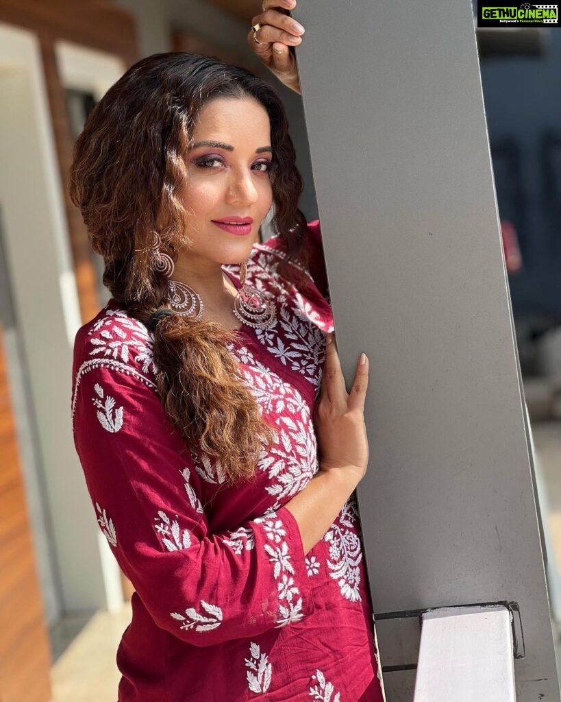 Antara Biswas Instagram - Apart From Being The Best Hubby And The Best Actor and an amazing human being i know… he has a good choice as well… #shopping #forwifey Any guesses Who?? ❤️❤️ #lucknow #kurti #love 📸: @deepakpathak663 Mua: @sumitsenapati5558 Hairstyling: @kalpanathore