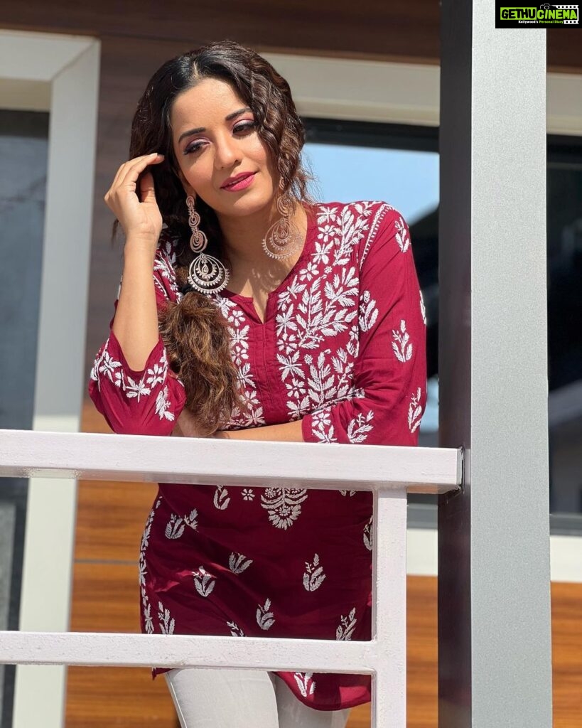 Antara Biswas Instagram - Apart From Being The Best Hubby And The Best Actor and an amazing human being i know… he has a good choice as well… #shopping #forwifey Any guesses Who?? ❤️❤️ #lucknow #kurti #love 📸: @deepakpathak663 Mua: @sumitsenapati5558 Hairstyling: @kalpanathore