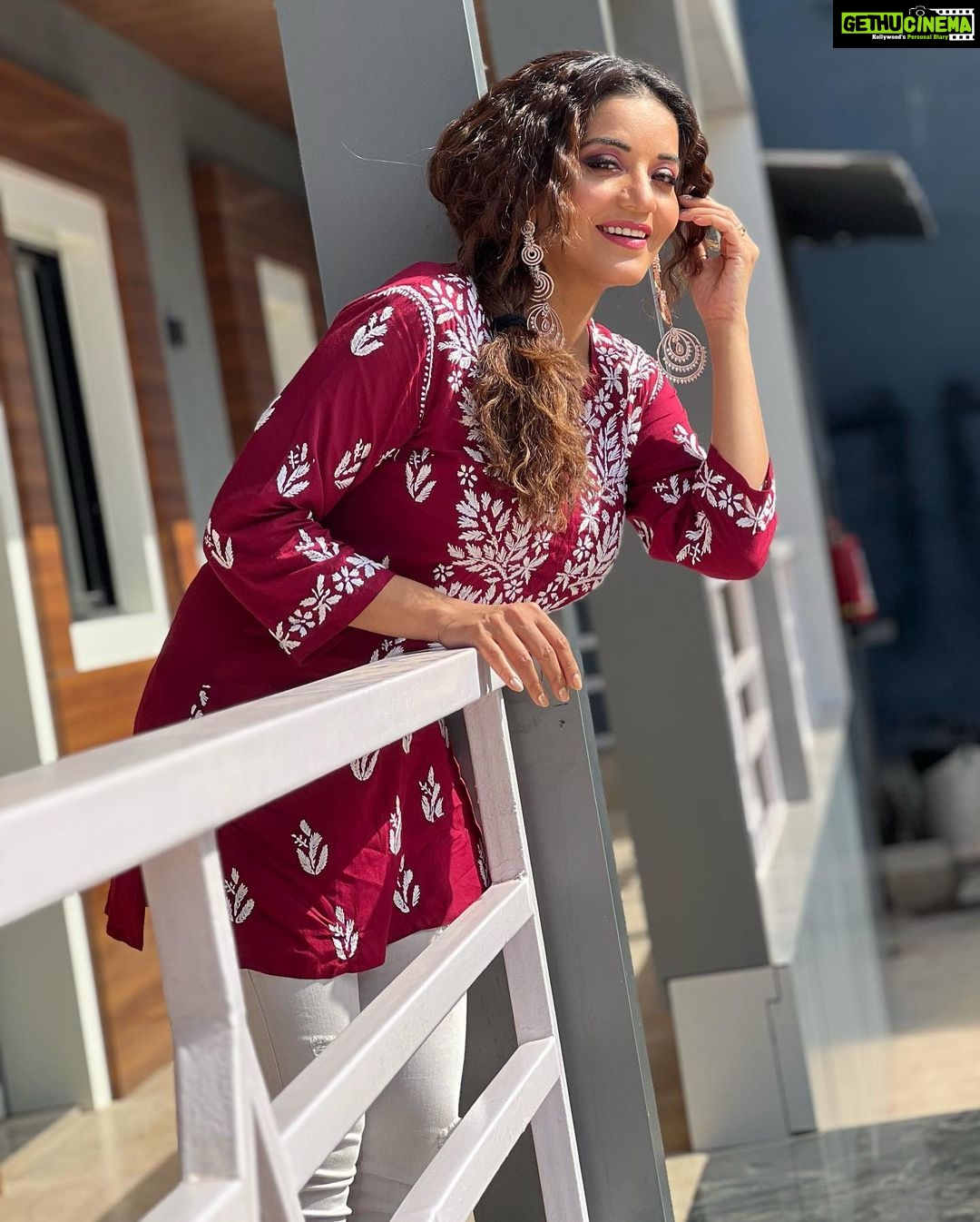 Antara Biswas Instagram - Apart From Being The Best Hubby And The Best Actor and an amazing human being i know… he has a good choice as well… #shopping #forwifey Any guesses Who?? ❤️❤️ #lucknow #kurti #love 📸: @deepakpathak663 Mua: @sumitsenapati5558 Hairstyling: @kalpanathore