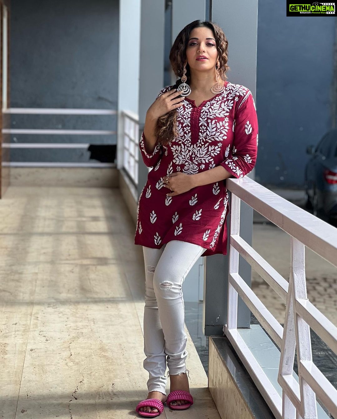 Antara Biswas Instagram - Apart From Being The Best Hubby And The Best Actor and an amazing human being i know… he has a good choice as well… #shopping #forwifey Any guesses Who?? ❤️❤️ #lucknow #kurti #love 📸: @deepakpathak663 Mua: @sumitsenapati5558 Hairstyling: @kalpanathore