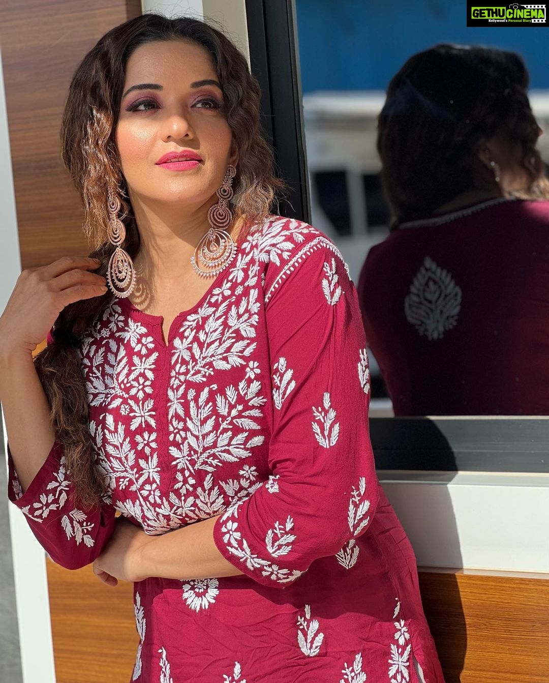 Antara Biswas Instagram - Apart From Being The Best Hubby And The Best Actor and an amazing human being i know… he has a good choice as well… #shopping #forwifey Any guesses Who?? ❤️❤️ #lucknow #kurti #love 📸: @deepakpathak663 Mua: @sumitsenapati5558 Hairstyling: @kalpanathore