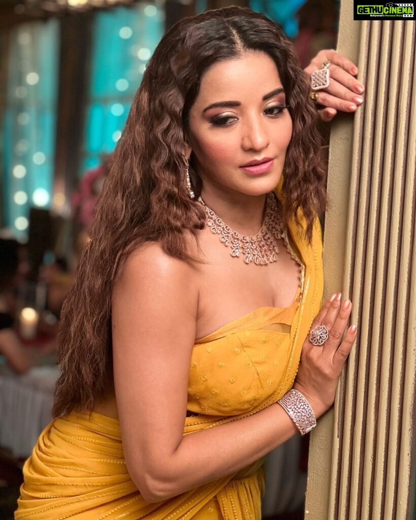 Antara Biswas Instagram - 🌼🌻💛💛💛… Styled by: @tripzarora Mua: @sumitsenapati5558 Hairstyling: @kalpanathore 📸: @deepakpathak663