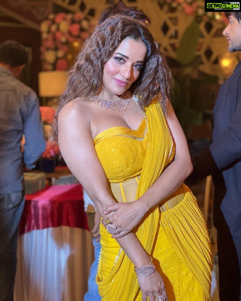 Antara Biswas Instagram - 🌼🌻💛💛💛… Styled by: @tripzarora Mua: @sumitsenapati5558 Hairstyling: @kalpanathore 📸: @deepakpathak663