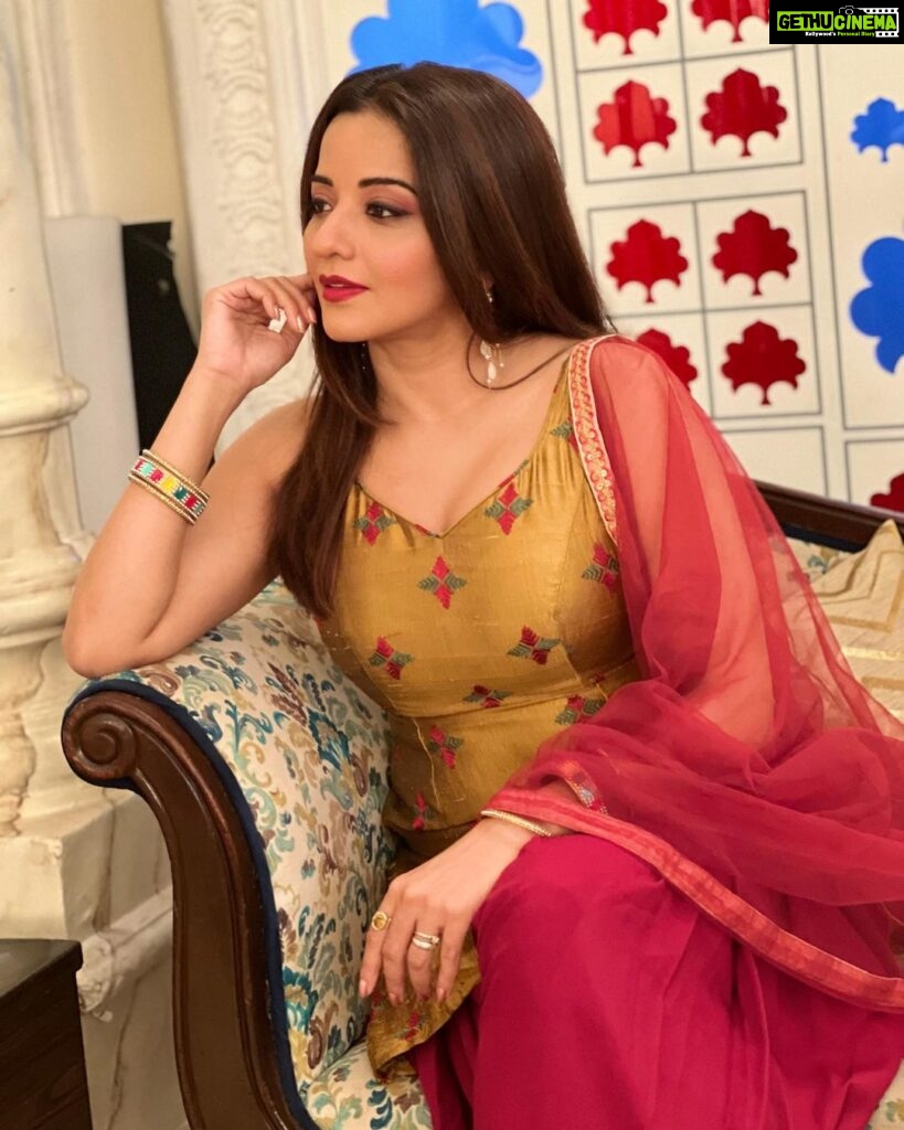 Antara Biswas Instagram - Live Simply, Dream Big, Be grateful, Give Love, laugh Lots 😀… #beqaboo #onset Mua: @sumitsenapati5558 📸: @deepakpathak663