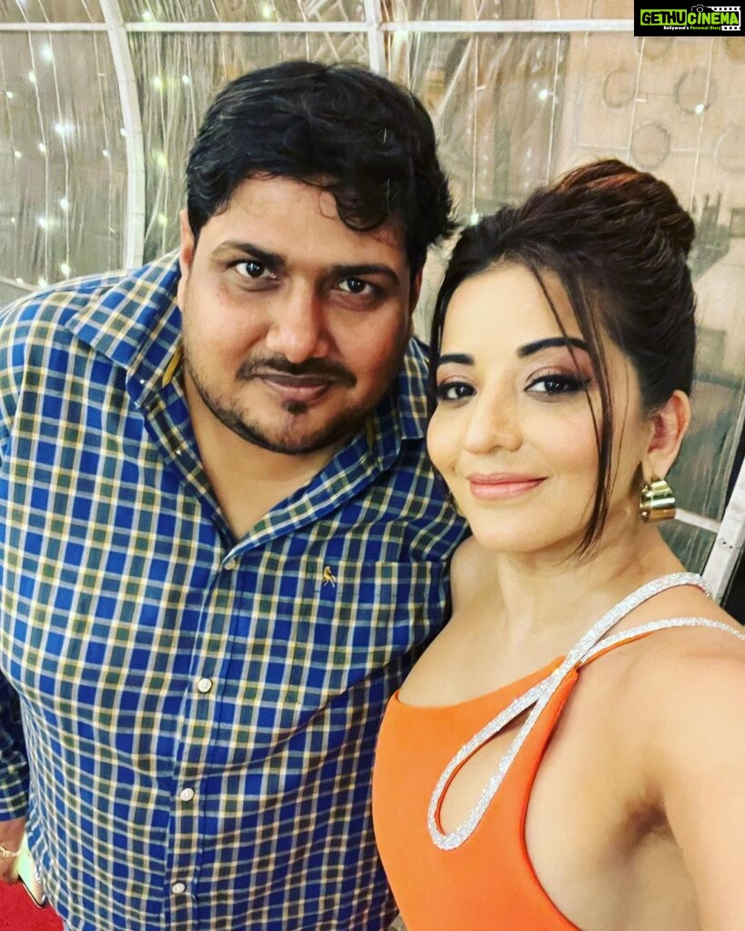 Antara Biswas Instagram - Superstar Actress & Super Gorgeous @aslimonalisa ji Ke Saath .Aapse Milkar Hamesha Bahut accha lagta hain!