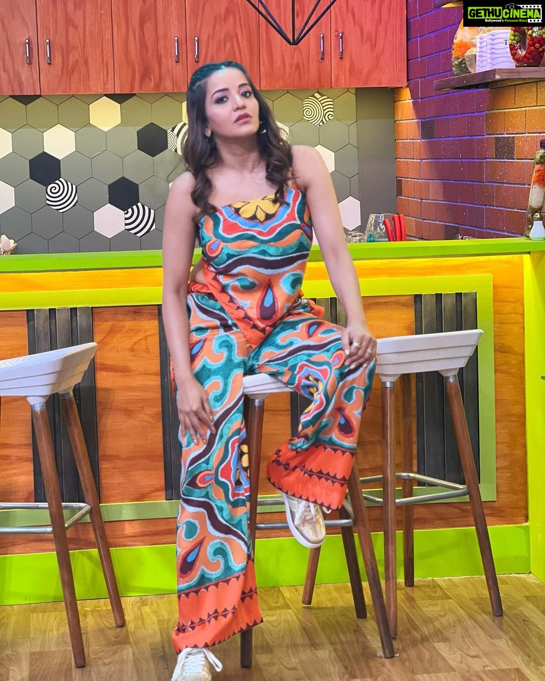 Antara Biswas Instagram - My Jaws Are Still Paining… Itna Masti , Itna hasna, Crazy , Madness, Funnnn, that’s “ENTERTAINMENT KI RAAT “ HOUSEFULL… Can’t Wait For This Masti Bhara Episode 😃🤪🙈… #entertainmentkiraathousefull #colorstv #excited #new #episode #crazy #fun #madness Outfit: @zara Mua: @vilashchaurasiya_ Hairstyling: @shab_qureshi786 Managed by: @akramgunner 📸: @deepakpathak663 Film City