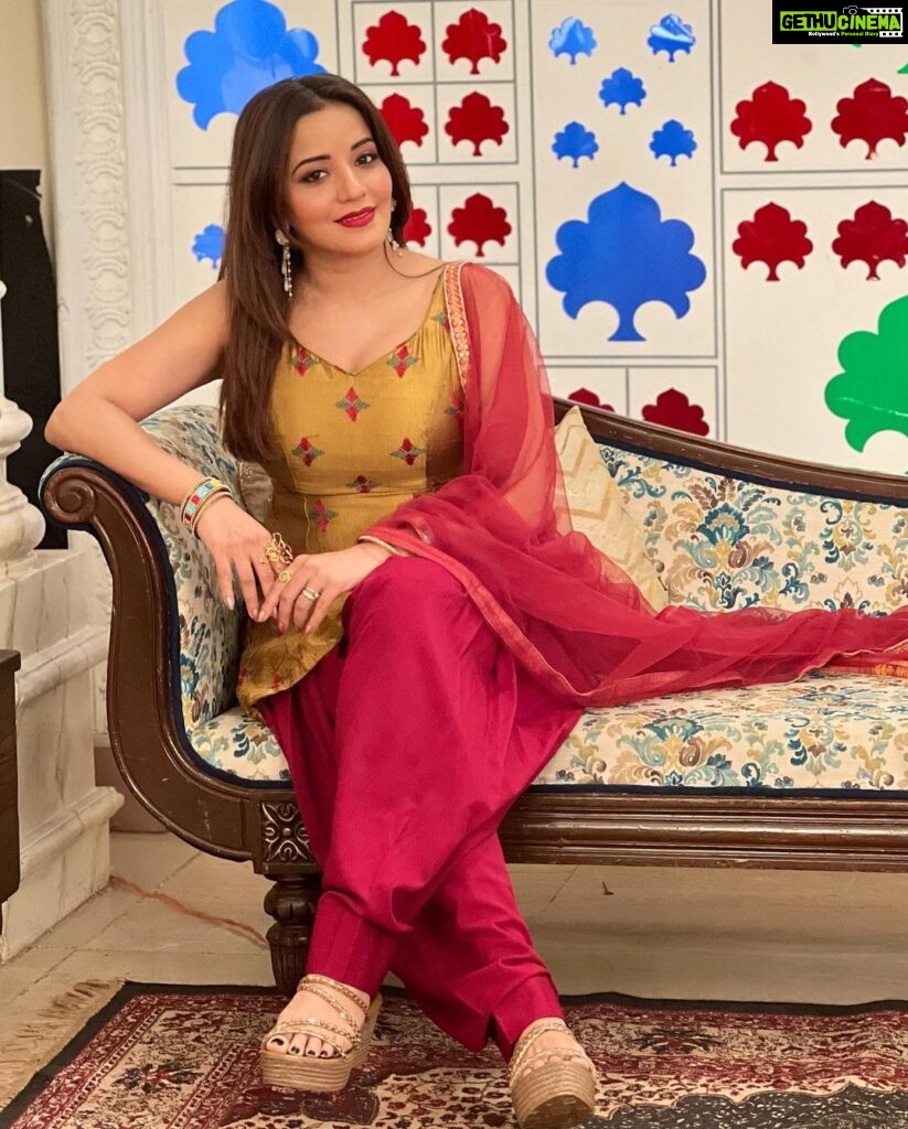 Antara Biswas Instagram - Live Simply, Dream Big, Be grateful, Give Love, laugh Lots 😀… #beqaboo #onset Mua: @sumitsenapati5558 📸: @deepakpathak663