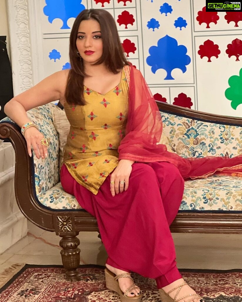 Antara Biswas Instagram - Live Simply, Dream Big, Be grateful, Give Love, laugh Lots 😀… #beqaboo #onset Mua: @sumitsenapati5558 📸: @deepakpathak663