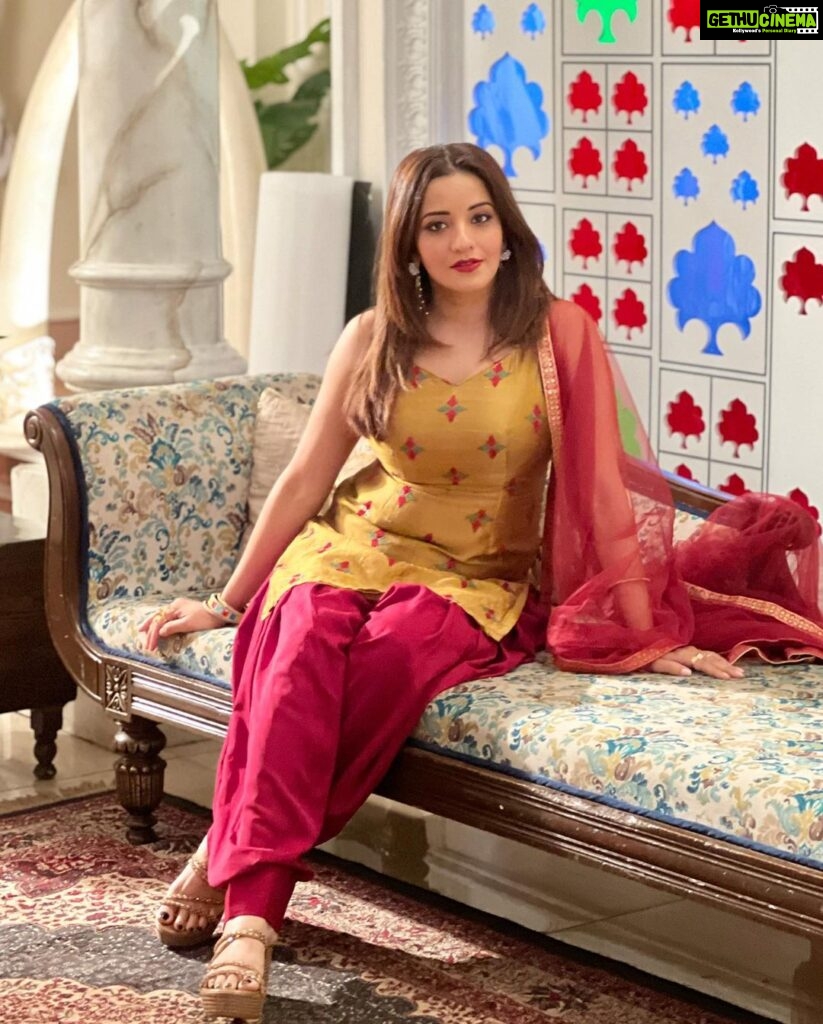 Antara Biswas Instagram - Live Simply, Dream Big, Be grateful, Give Love, laugh Lots 😀… #beqaboo #onset Mua: @sumitsenapati5558 📸: @deepakpathak663