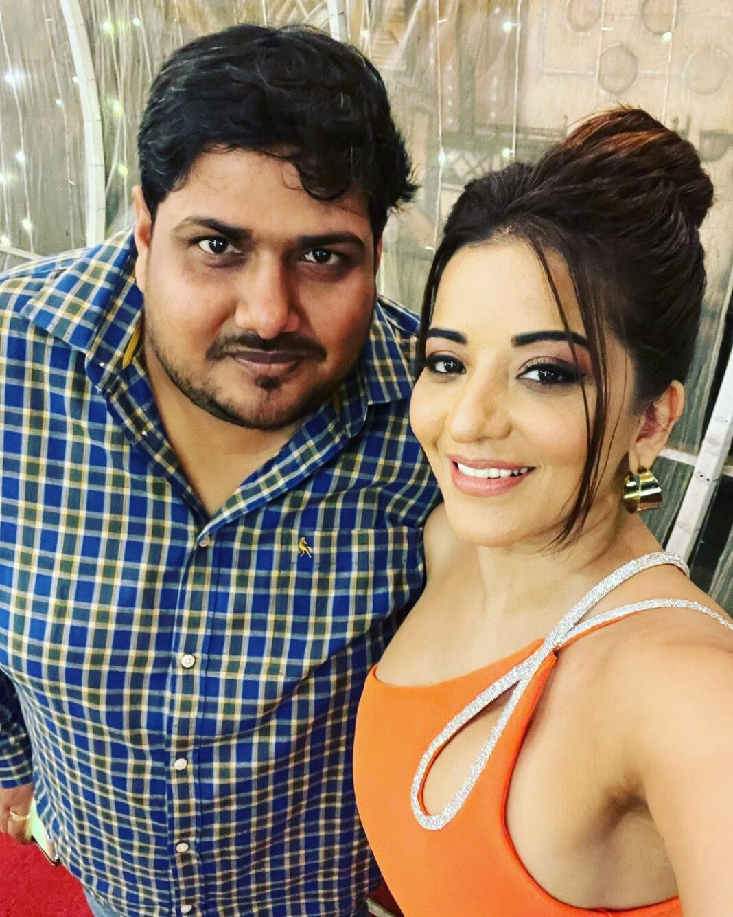 Antara Biswas Instagram - Superstar Actress & Super Gorgeous @aslimonalisa ji Ke Saath .Aapse Milkar Hamesha Bahut accha lagta hain!