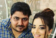 Antara Biswas Instagram - Superstar Actress & Super Gorgeous @aslimonalisa ji Ke Saath .Aapse Milkar Hamesha Bahut accha lagta hain!