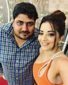Antara Biswas Instagram - Superstar Actress & Super Gorgeous @aslimonalisa ji Ke Saath .Aapse Milkar Hamesha Bahut accha lagta hain!