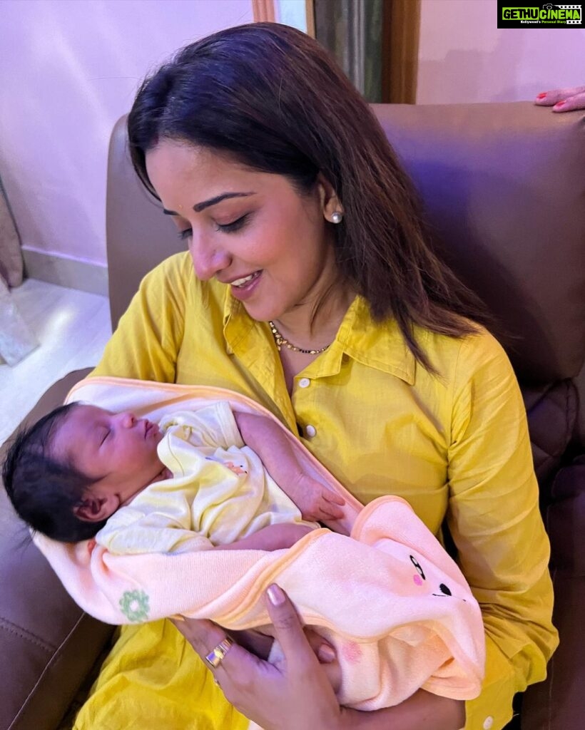 Antara Biswas Instagram - It’s All About Family 🥰❤️… congratulations @rag_hu_0 @riyasingh2291 for your Nanha New Mehmaan … 🧿 🧿 🧿 #babyboy #riya #gaurav #congratulations #happy #family My Bestie “ (nanad) @riyasingh2291 Is a Mother Of A Cutest Baby boy Varanasi, India