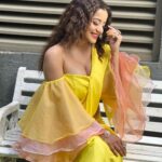 Antara Biswas Instagram – I am Feeling Yellow Today … Probs Because I am Yellow 💛💛💛… 

Styled by : @tripzarora 
Draped by : @rina_mane25 

Mua : @makeupbyshahrooq 
Hairstyling: @kalpanathore 

📸: @deepakpathak663