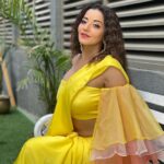 Antara Biswas Instagram – I am Feeling Yellow Today … Probs Because I am Yellow 💛💛💛… 

Styled by : @tripzarora 
Draped by : @rina_mane25 

Mua : @makeupbyshahrooq 
Hairstyling: @kalpanathore 

📸: @deepakpathak663