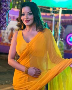 Antara Biswas Instagram - So Many Songs In Mind On This Yellow Saree… You Suggest Me For My next #reel 🤷‍♀️ #beqaboo #tonight at 9pm Mua : @makeupbyshahrooq 📸: @deepakpathak663 Film City