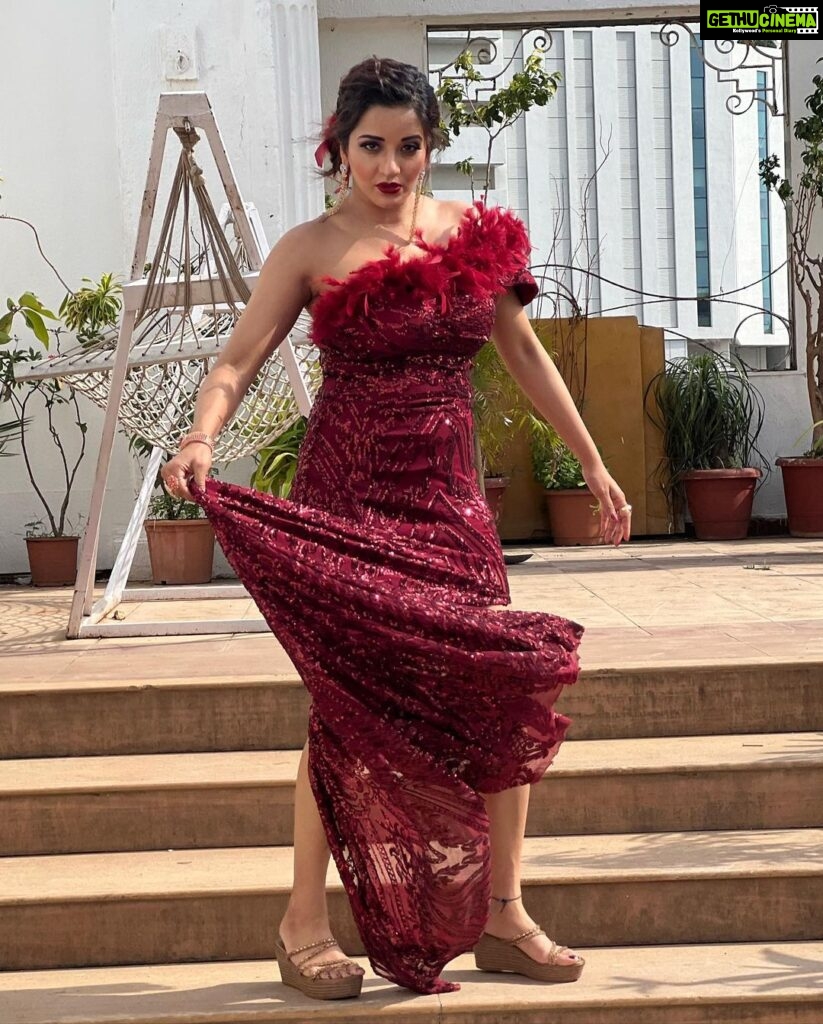 Antara Biswas Instagram - I Would Like To be QUEEN of People’s ❤️ Hearts…. Styled by: @tripzarora Mua: @sumitsenapati5558 Hairstyling: @kalpanathore 📸: @deepakpathak663