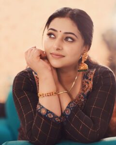 Anu Sithara Instagram - 📷 @vishnuprasadsignature 💄 @pinkyvisal
