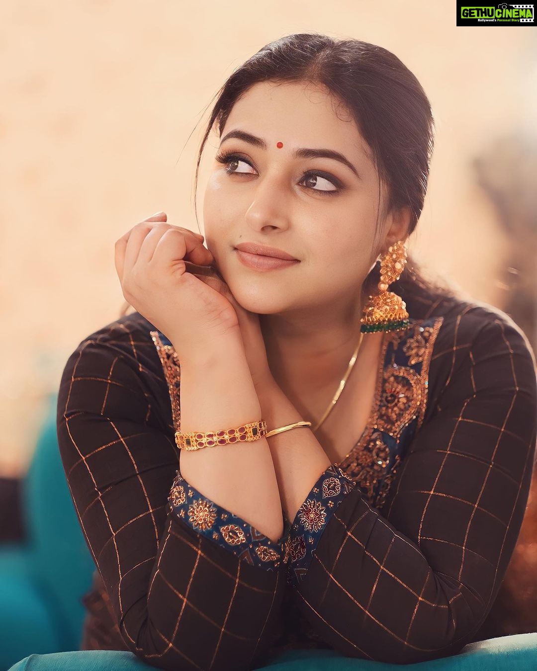 Anu Sithara Instagram - 📷 @vishnuprasadsignature 💄 @pinkyvisal