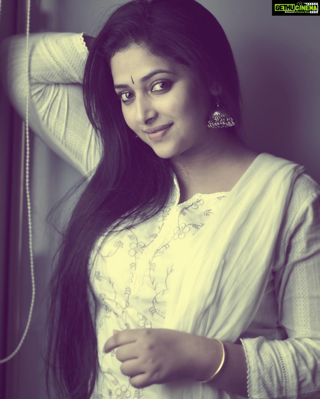 Anu Sithara Instagram - 😊 📷 @vishnuprasadsignature ♥️