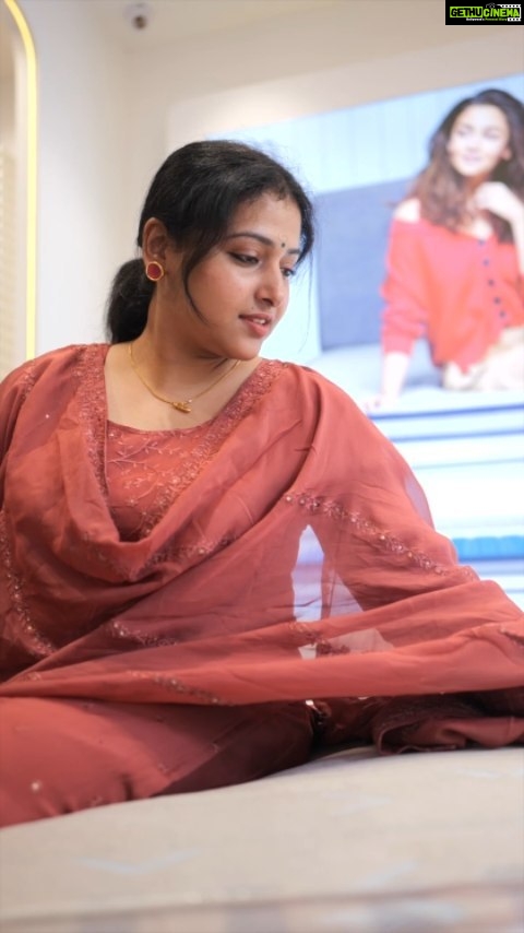 Anu Sithara Instagram - I have picked this super supportive Duropedic mattress that’s recommended by doctors for its unparalleled back support and 5 zone full body support - so the 5 most important zones of my body get the comfort and rest that it deserves. I am giving Duroflex my old mattress and using this Mattress Exchange special offer to buy my brand-new mattress