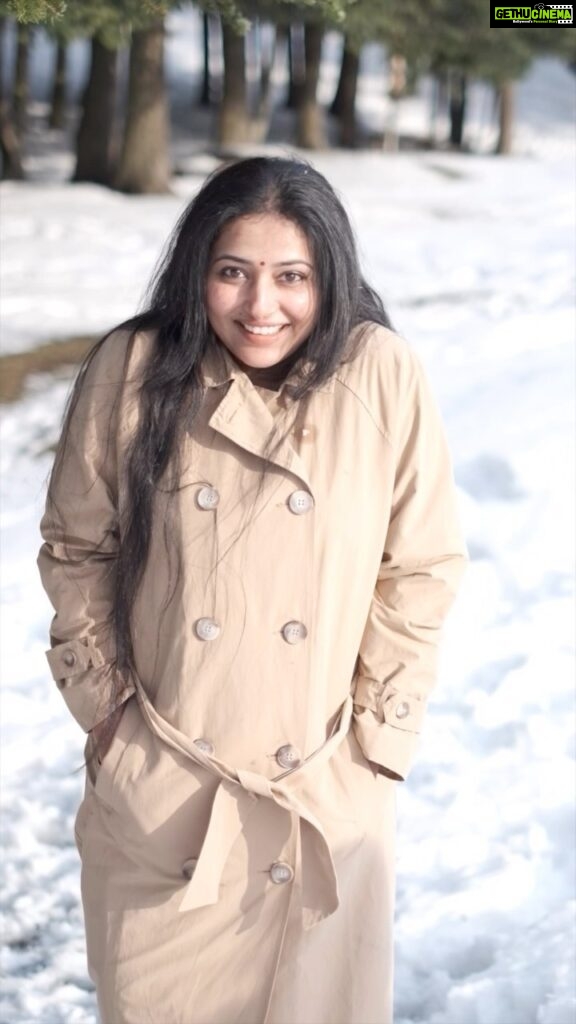 Anu Sithara Instagram - I felt like a baby for the first time ever seeing the snow. I honestly wanted to cry because I was so emotional. Let the white flowers blossom everywhere in the world🤍 📷 @vishnuprasadsignature Tnk u @theroadtales_ ♥ #turkey #bursa #reelwithanu