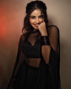Anupama Parameswaran Instagram - Karivala ♾️

Styled by : @rashmitathapa
Wearing : @talashahyderabad
Jewelry : @spillthebead
Styling Team : @aishwarya128
Shot by : @nikkhil_bareli