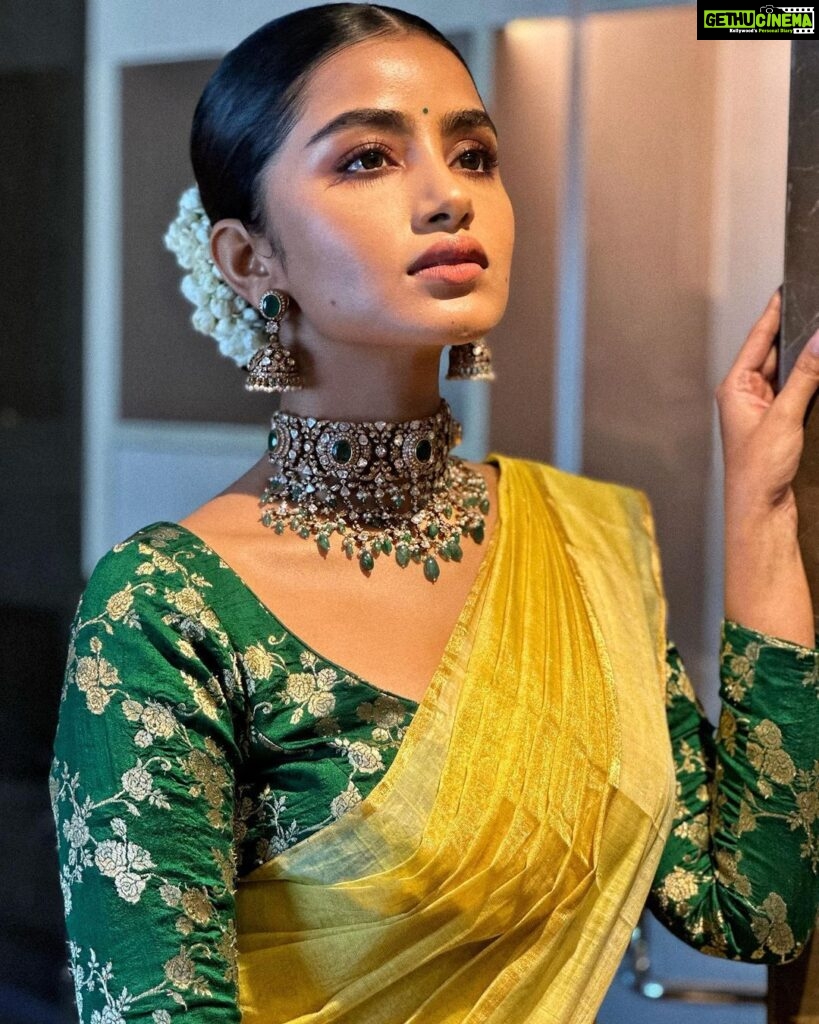 Anupama Parameswaran Instagram - I can’t tell you all how much I hated “an oily head “growing up… 😂 look at me flaunting it now… 😋 “cheeeeeeeeeeese😬”